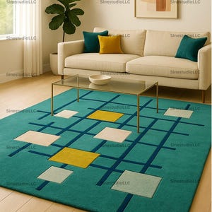 Könnte beinhalten: Ein türkisfarbener Teppich mit einem geometrischen Muster aus cremefarbenen, gelben und hellblauen Quadraten, die durch marineblaue Linien verbunden sind. Der Teppich befindet sich in einem Wohnzimmer mit einem beigen Sofa und Kissen.