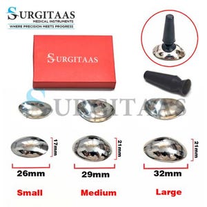Puede incluir: Instrumentos médicos, incluyendo tres cuencos quirúrgicos ovales pulidos, midiendo 26 mm, 29 mm y 32 mm de largo. También hay una caja roja con el logotipo de SURGITAAS, junto con otras herramientas médicas.
