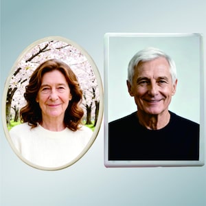 Puede incluir: Dos retratos enmarcados. Uno es ovalado, con una mujer de cabello castaño, sobre un fondo de flores de cerezo. El otro es rectangular, mostrando a un hombre mayor sonriente con una camisa negra.