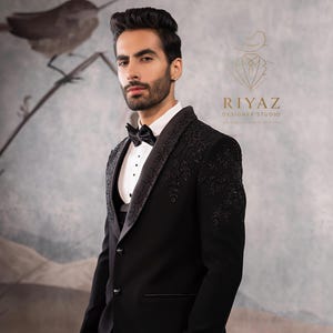 Schwarzer Samt-Smoking: Bestickter Satin-Schal-Revers, moderne Passform