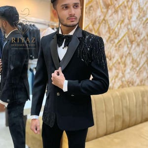 Zwart smokingpak heren: schouder met kralen lovertjes, receptiekleding bruidegom