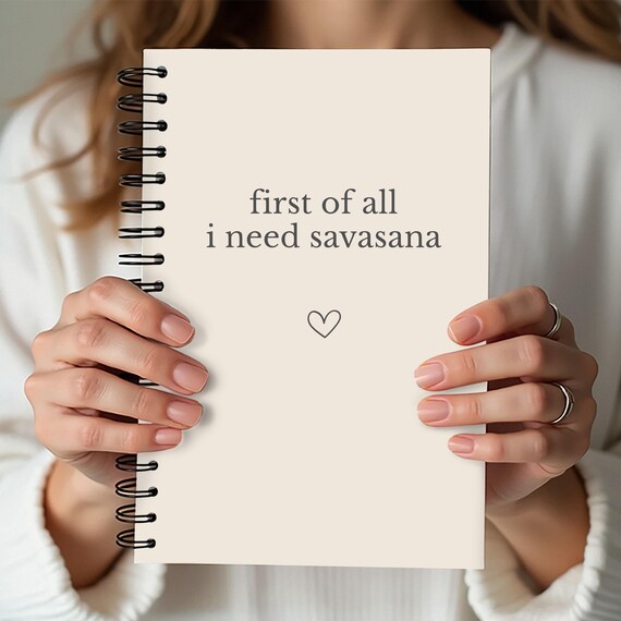 First of All I Need Savasana Notizbuch, Yoga Journal Spiralbindung, Achtsamkeit & Self Care Tagebuch, Geschenk für Yogis
