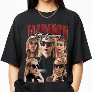 Peut inclure: T-shirt noir avec un collage d'images et le texte "MADISON Montgomery" en rouge et blanc. Les images montrent une femme portant des lunettes de soleil et d'autres images de la même femme.