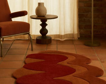 Alfombra ondulada retro con mechones: alfombra abstracta roja y naranja hecha a mano para espacios bohemios modernos.