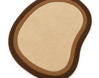 Könnte beinhalten: Ein mehrschichtiger, organisch geformter Teppich in Braun- und Beigetönen. Der Teppich hat eine hellbeige Mitte, umgeben von einer mittelbraunen Schicht und einem dunkelbraunen Außenrand. Das Design ist modern und minimalistisch.