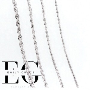 Puede incluir: Cuatro cadenas de plata con diseño de cuerda de diferentes grosores se muestran sobre un fondo blanco. Las cadenas están dispuestas en diagonal, mostrando su diseño de cuerda trenzada. El logotipo de Emily Grace Jewelry Co. es visible en la esquina inferior izquierda.