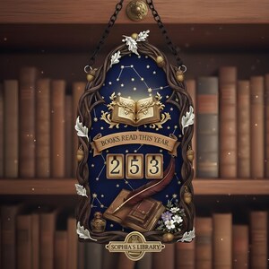 Könnte beinhalten: Dekoratives Bibliotheks-Schild mit dunkelblauem Hintergrund und Sternbild-Design. Es zeigt "BOOKS READ THIS YEAR" und die Zahl "253". Umrahmt von braunen Ästen, Eicheln und Blättern, mit Feder und Tintenfass. Das Schild ist für "Sophia's Library".