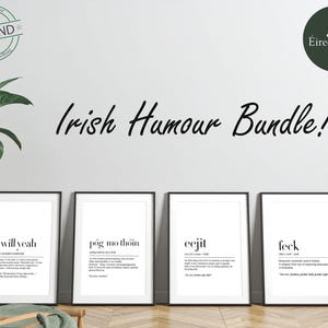 Puede incluir: Cuatro impresiones enmarcadas con marcos negros y fondos blancos. Cada impresión presenta una palabra de argot irlandés diferente con su definición. Las palabras son "I will yeah", "póg mo thóin", "eejit" y "feck". La frase "Irish Humour Bundle!" está escrita arriba.