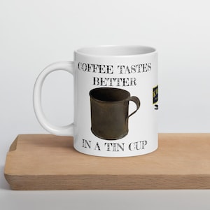 Le café est meilleur dans une tasse en fer blanc