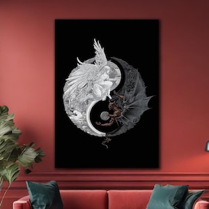 Könnte beinhalten: Ein großer schwarzer Leinwanddruck mit einem detaillierten Yin-und-Yang-Design. Eine Seite zeigt einen Engel, die andere einen Dämon. Das Kunstwerk ist in Grau- und Weißtönen gehalten, mit einem Hauch von Rot, und hängt an einer roten Wand.