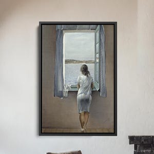 Peut inclure: Peinture encadrée d'une personne regardant par une fenêtre ouverte sur un plan d'eau. La personne porte un haut blanc et une jupe grise. Des rideaux bleu clair encadrent la fenêtre. Une chaise en bois avec un coussin gris est devant une cheminée.