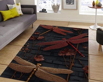 Puede incluir: Una alfombra rectangular con un diseño 3D de libélulas y flores. Las libélulas tienen alas detalladas en tonos dorados y rojos, sobre un fondo oscuro en forma de ladrillos grises. Los acentos florales añaden un toque de color.
