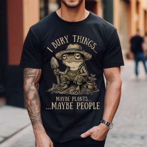 Jag begraver saker T-shirt: Rolig trädgårdsskötsel, True Crime, mörk humor groda T-shirt