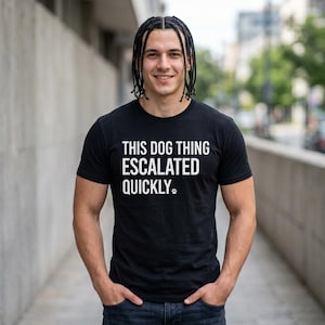 Camiseta "El asunto del perro se intensificó rápidamente"; Camiseta divertida para dueños de mascotas con temática de caos; Camiseta gráfica de moda para padres de cachorros rescatados.