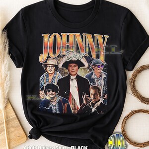 Könnte beinhalten: Schwarzes Unisex-T-Shirt für Erwachsene mit einem Retro-Grafik von Johnny Depp in verschiedenen Rollen. Das Design enthält den Namen "JOHNNY Depp" in einer Vintage-Schriftart. Das Shirt besteht aus weichem Material und ist für den Alltag geeignet.