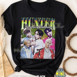 Può includere: T-shirt nero unisex per adulti con una grafica in stile vintage di un gruppo musicale. La grafica include il nome della band, "HUNTER", e una foto dei membri della band. La maglietta ha anche il testo "Adult Unisex Shirt: BLACK".