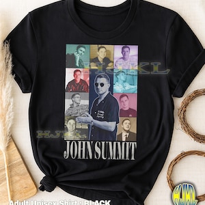 Könnte beinhalten: Schwarzes Unisex-T-Shirt für Erwachsene mit einem Raster von neun Bildern eines Mannes, wobei das zentrale Bild eine Sonnenbrille trägt. Der Text "JOHN SUMMIT" ist in fetter, silberner Schrift unter den Bildern aufgedruckt. Das Shirt hat auch den Text "Adult Unisex Shirt: BLACK".