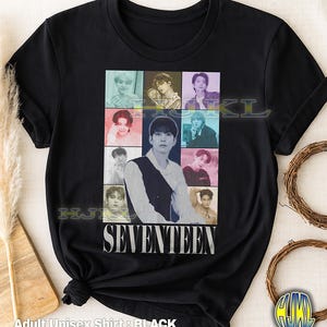 Peut inclure: T-shirt noir unisexe pour adulte avec un collage de neuf images d'un groupe de musique et le mot "SEVENTEEN" en blanc. Le t-shirt a un col rond et des manches courtes.
