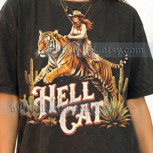 T-shirt Hell Cat Comfort Colors®, t-shirt vintage western cowgirl chevauchant un tigre, t-shirt rétro des années 90 dans le désert, cadeau streetwear de l'an 2000