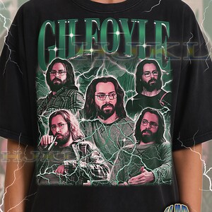 Puede incluir: Camiseta unisex negra para adultos con un gráfico de un hombre con gafas y pelo largo, con el nombre "Gilfoyle" en verde. El diseño incluye múltiples imágenes del hombre y rayos.