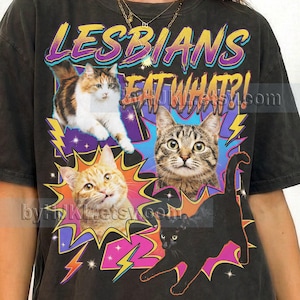 Lesbiska äter vad! Comfort Colors® T-shirt, rolig kattmeme retrografik T-shirt, Y2K-humor serietidningsstil HBTQ queer T-shirt, 90-talsgåva