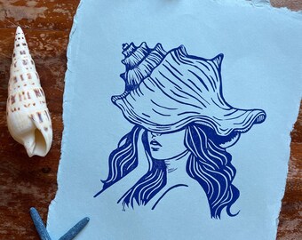 Linoleografia – Donna con conchiglia, inchiostro blu su carta riciclata blu