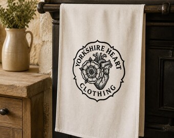 Yorkshire Heart Rose Tea Towel – Natural Cotton Kitchen Towel (50 × 70 cm)
