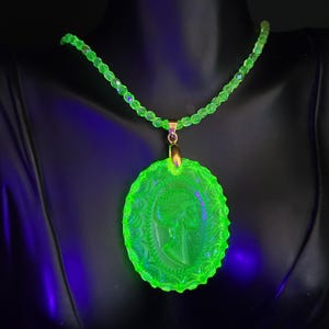 Collana con ciondolo in vetro di uranio e cammeo in vetro giallo vaselina, stile Art Déco, regalo per donna, perline vintage in vetro ceco
