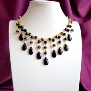 Collier fait main en verre noir, perles tchèques, style art déco, bijoux tendance, cadeau pour elle, collier d&#39;inspiration vintage, bijoux en perles élégants