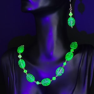 Collana e orecchini in vetro di uranio, gioielli fatti a mano, perle di vetro di vaselina, stile Art Déco, regalo da collezione per lei, gioielli unici