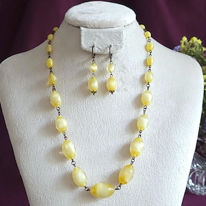 Collana in vetro di uranio e orecchini in vetro di vaselina, perle antiche in vetro ceco, stile Art Déco
