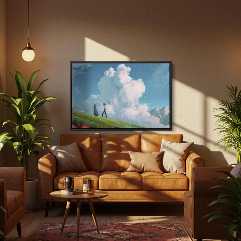 K&ouml;nnte beinhalten: Ein gerahmter Kunstdruck zeigt zwei Figuren auf einem grasbewachsenen H&uuml;gel mit einem Hintergrund aus einer gro&szlig;en Wolke und einem Gebirgszug. Das Kunstwerk wird &uuml;ber einem braunen Ledersofa mit dekorativen Kissen ausgestellt. Der Raum hat eine warme, einladende Atmosph&auml;re.