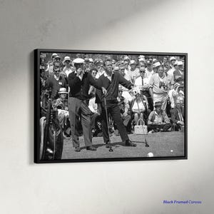 Puede incluir: Impresión en lienzo enmarcada en blanco y negro que representa una escena de golf vintage. Dos hombres con atuendo de golf están en un green, rodeados por una multitud de espectadores. La impresión está etiquetada como "Black Framed Canvas".