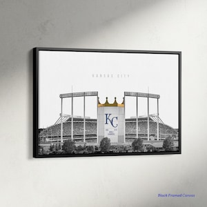 Könnte beinhalten: Schwarz-weiß gerahmter Leinwanddruck mit einer Stadionansicht und dem Text "KANSAS CITY" oben. Das Stadion hat eine goldene Krone und die Buchstaben "KC" mit den Worten "WORLD CHAMPIONS" darunter.