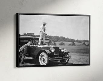 Arte mural de golfista sobre un coche, impresión fotográfica antigua de golf, decoración estética de pared de golf.