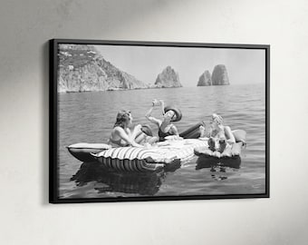 Impression Manger des spaghettis sur l'eau, affiche de filles de Capri Italie mangeant des pâtes, affiche drôle de pique-nique sur des flotteurs, manger sur le lac
