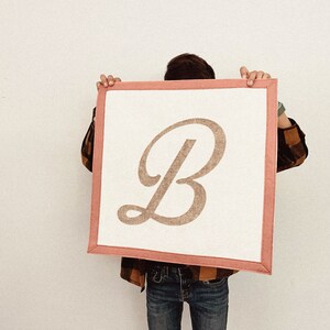 BANNER CON INICIAL DE GUION - Banderín de fieltro de lana personalizado con inicial - Banderines y pancartas de fieltro personalizados de estilo vintage