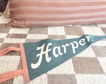 Harper gepersonaliseerde wimpel - vintage geïnspireerde aangepaste wolvilt vlaggen en spandoeken