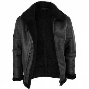 Puede incluir: Chaqueta de cuero negro con cuello y forro de borrego. La chaqueta tiene cierre de cremallera y un diseño clásico. Los puños también están forrados con borrego. Una opción de abrigo elegante y cálida.