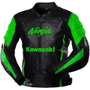 Könnte beinhalten: Schwarze und grüne Motorradjacke mit den Wörtern "Ninja" und "Kawasaki" in Grün aufgedruckt. Die Jacke hat grüne Akzente an Schultern und Ärmeln. Die Jacke ist aus Leder.