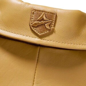 Puede incluir: Una taza de cer&aacute;mica blanca con un asa negra y el texto "But First, Coffee" en un estilo manuscrito. La taza est&aacute; sobre una superficie blanca. La taza probablemente tiene 325 ml.