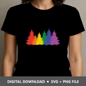 Könnte beinhalten: Schwarzes T-Shirt mit einem Regenbogenfarbenen Wald-Design. Die Bäume sind in einer Reihe angeordnet, jeder Baum in einer anderen Farbe des Regenbogens. Der Text "DIGITAL DOWNLOAD • SVG + PNG FILE" befindet sich unten.