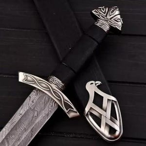 Hand Forged Damascus Steel Viking Knife: Collectible Fantasy Decor