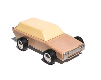 Wagon 1967 Retro Family – Handcrafted Wooden Collector Car