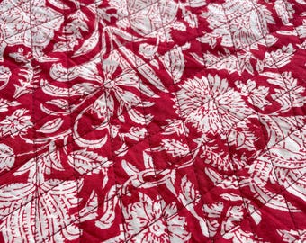 Roter gesteppter Baumwollstoff mit Blumenmuster: DIY-Nähmaterial, Diamantsteppung