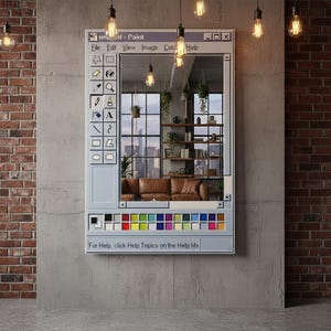 Op de afbeelding: Een spiegel ontworpen als de klassieke Windows Paint-applicatie. De lijst is lichtblauw, met een werkbalk en kleurenpalet. De reflectie toont een woonkamer met een bruine leren bank, boekenplanken en hangende planten. De tekst "und - Paint" is zichtbaar.