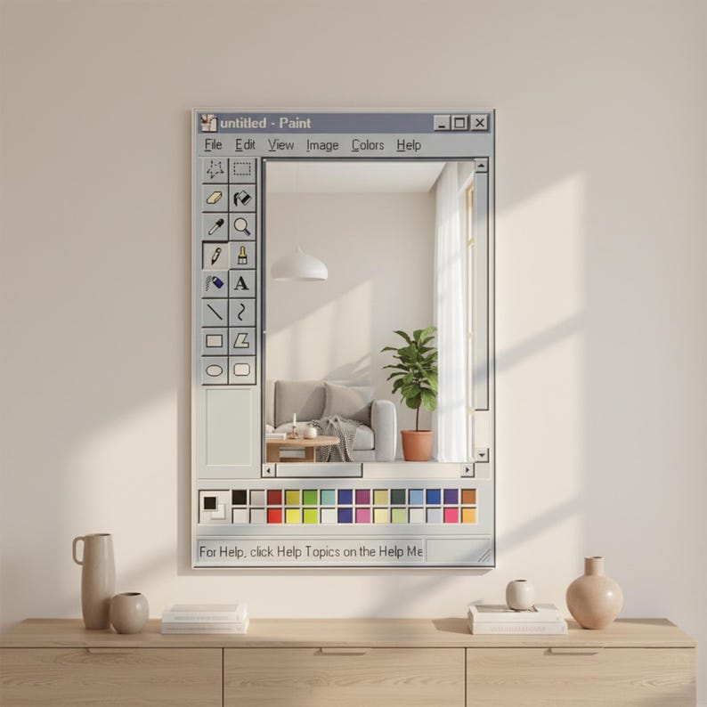 Op de afbeelding: Een rechthoekige spiegel ontworpen om te lijken op de interface van de Windows Paint-applicatie. De spiegel reflecteert een kamer met een bank, plant en raam. De tekst "untitled - Paint" staat bovenaan, met andere tekst en iconen.