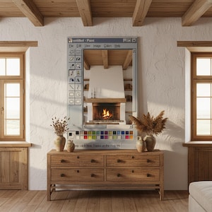 Op de afbeelding: Een houten dressoir met zes lades, bekroond met vazen en een spiegel. De spiegel is ontworpen als een Windows Paint-programmavenster, dat een open haard weerspiegelt. De tekst "untitled - Paint" is bovenaan zichtbaar.
