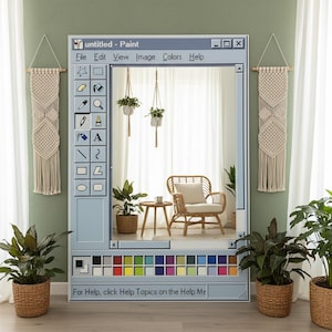 Op de afbeelding: Een grote spiegel ontworpen als een vintage computer paint programma venster. De spiegel heeft een lichtblauw frame met een werkbalk en kleurenpalet. De tekst "untitled - Paint" staat bovenaan. De spiegel reflecteert een kamer met planten en een rotan stoel.