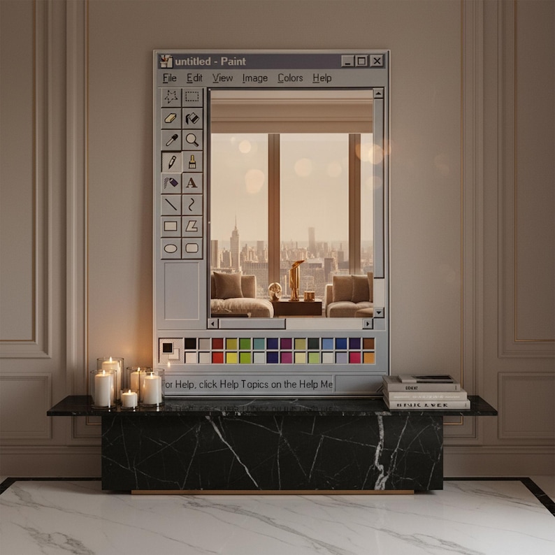 Op de afbeelding: Een grote spiegel omlijst als een vintage "Paint"-venster, die een stadsgezicht weerspiegelt. De spiegel staat boven een zwarte marmeren tafel met kaarsen en boeken. De tekst "untitled - Paint" is zichtbaar bovenaan de spiegel.